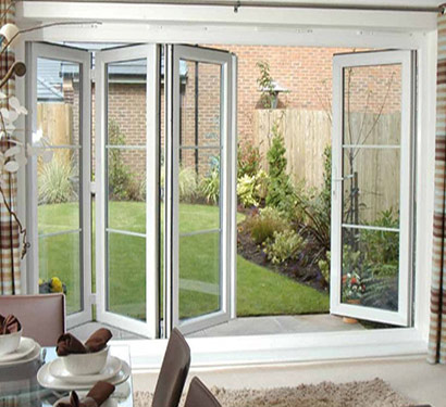 4-Panels-White-Aluminium-Folding-Door-Applied-in-Living-Room